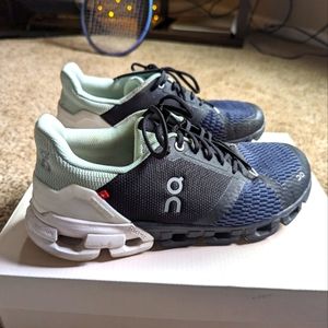 On Cloud flyer size 9 black, green and navy